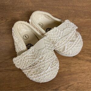 5/$15 Teeny Toes Cream Lace Baby Shoes 1